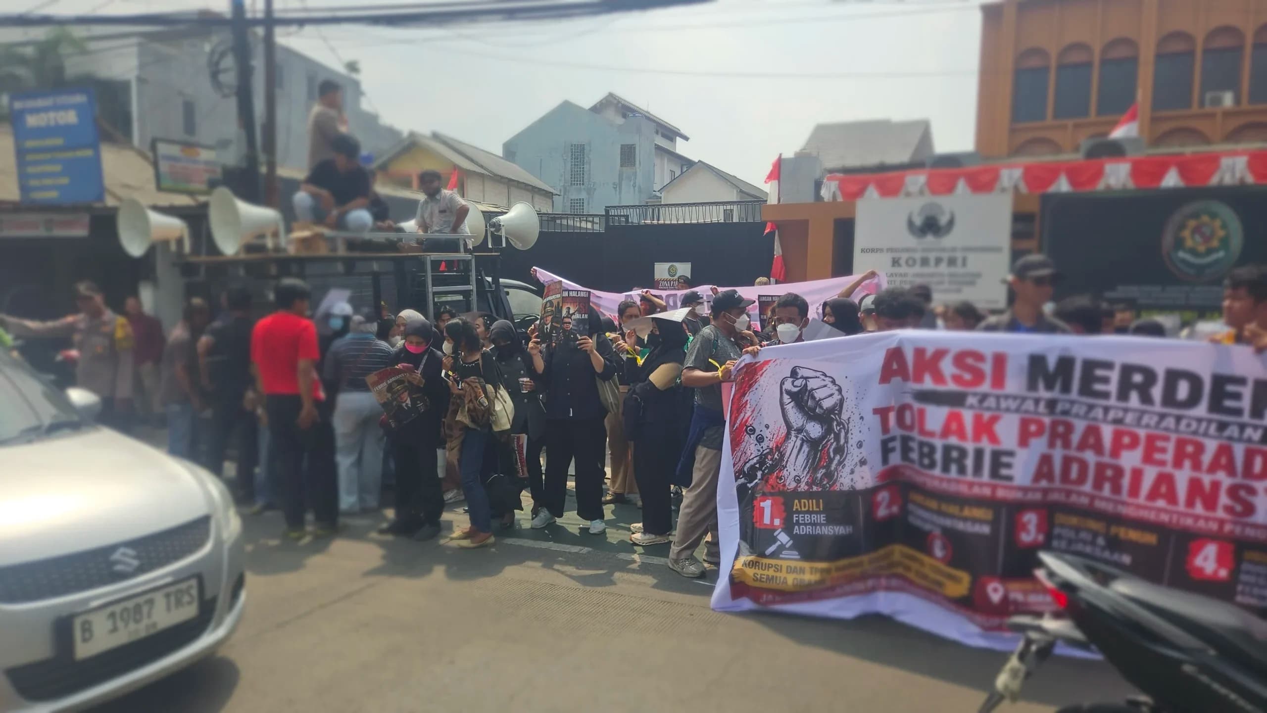 Sidang Praperadilan Febrie Adriansyah Memanas, Massa Aksi Kawal Hakim