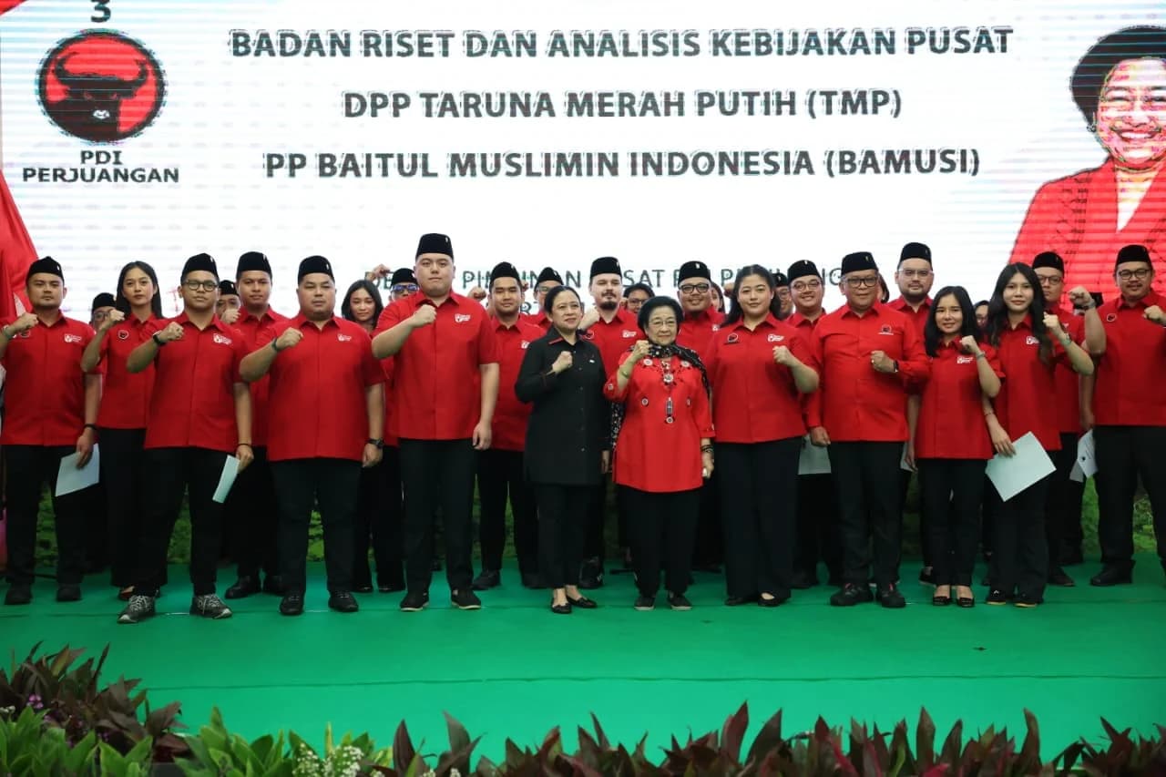 Ketua Umum DPP PDI Perjuangan (PDIP) Megawati Soekarnoputri saat melantik pimpinan organisasi sayap dan badan partai dalam rapat Dewan Pimpinan Pusat (DPP) PDIP di Kantor DPP PDIP, Menteng, Jakarta Pusat, Selasa (11/8/2026).