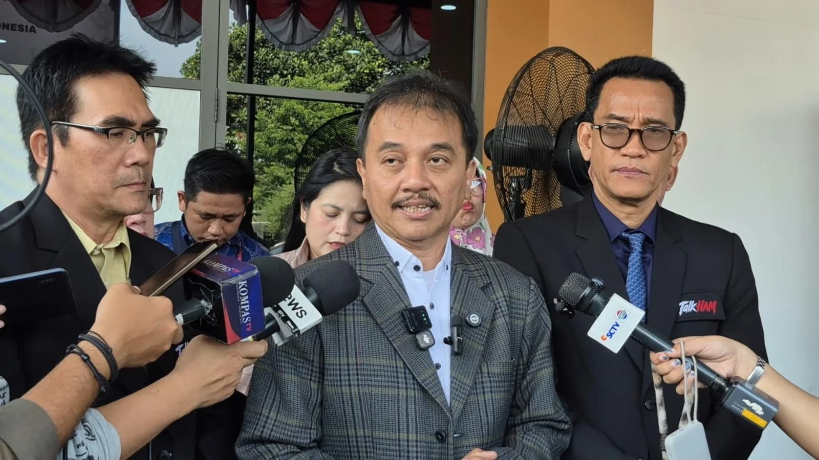 PN Jaksel menolak gugatan praperadilan keempat mantan Menpora Roy Suryo dalam perkara dugaan pencemaran nama baik terkait ijazah Presiden ke-7 RI Joko Widodo (Jokowi).