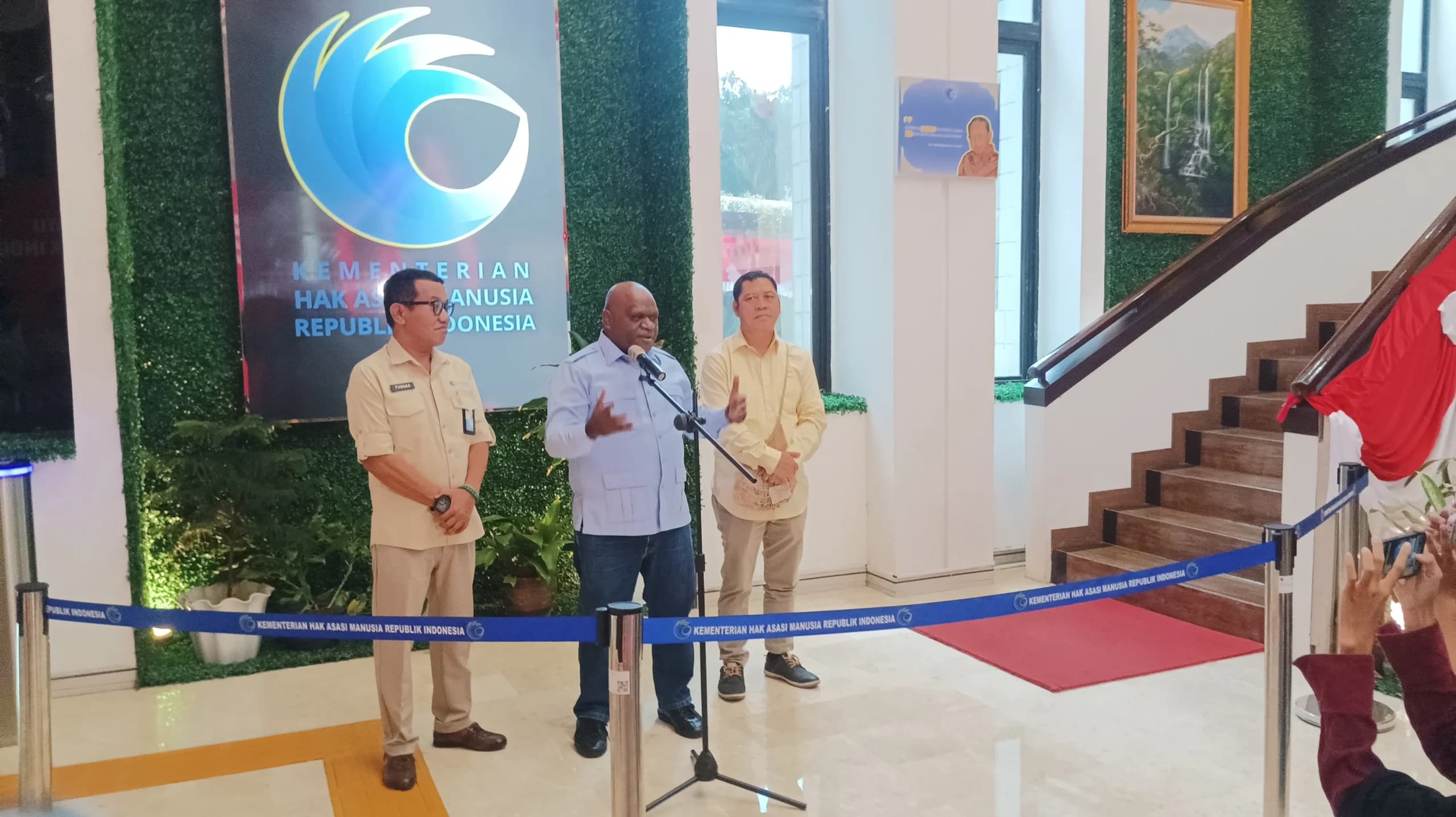 Natalius Pigai Minta Kemendikdasmen Buatkan Buku Pendidikan HAM