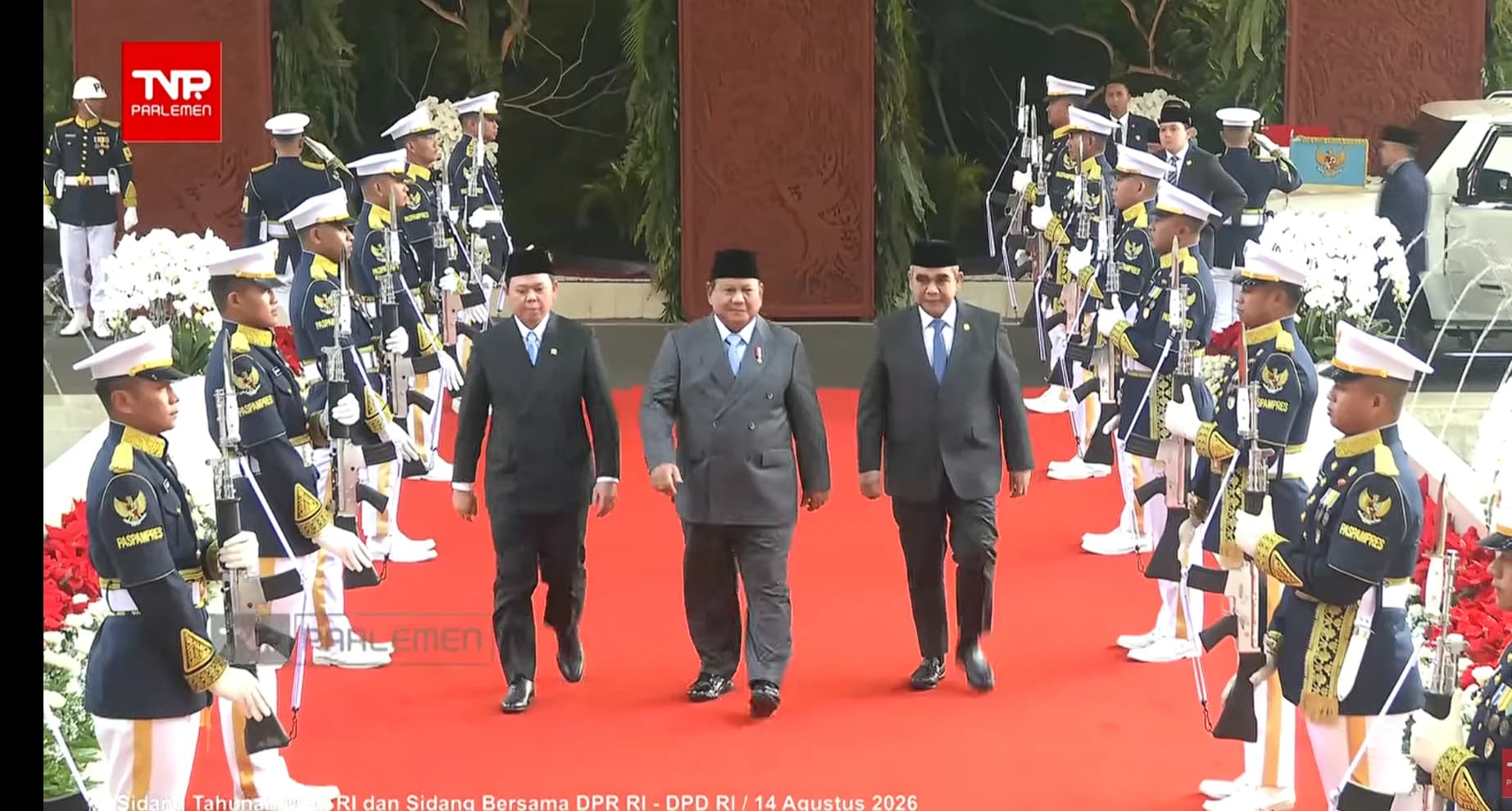 Presiden Prabowo Subianto didampingi Ketua MPR Ahmad Muzani dan Ketua DPD Sultan Najamudin saat tiba di Gedung Nusantara untuk menghadiri Sidang Tahunan MPR dan Sidang Bersama DPR-DPD 2026, Jumat (14/8/2026).