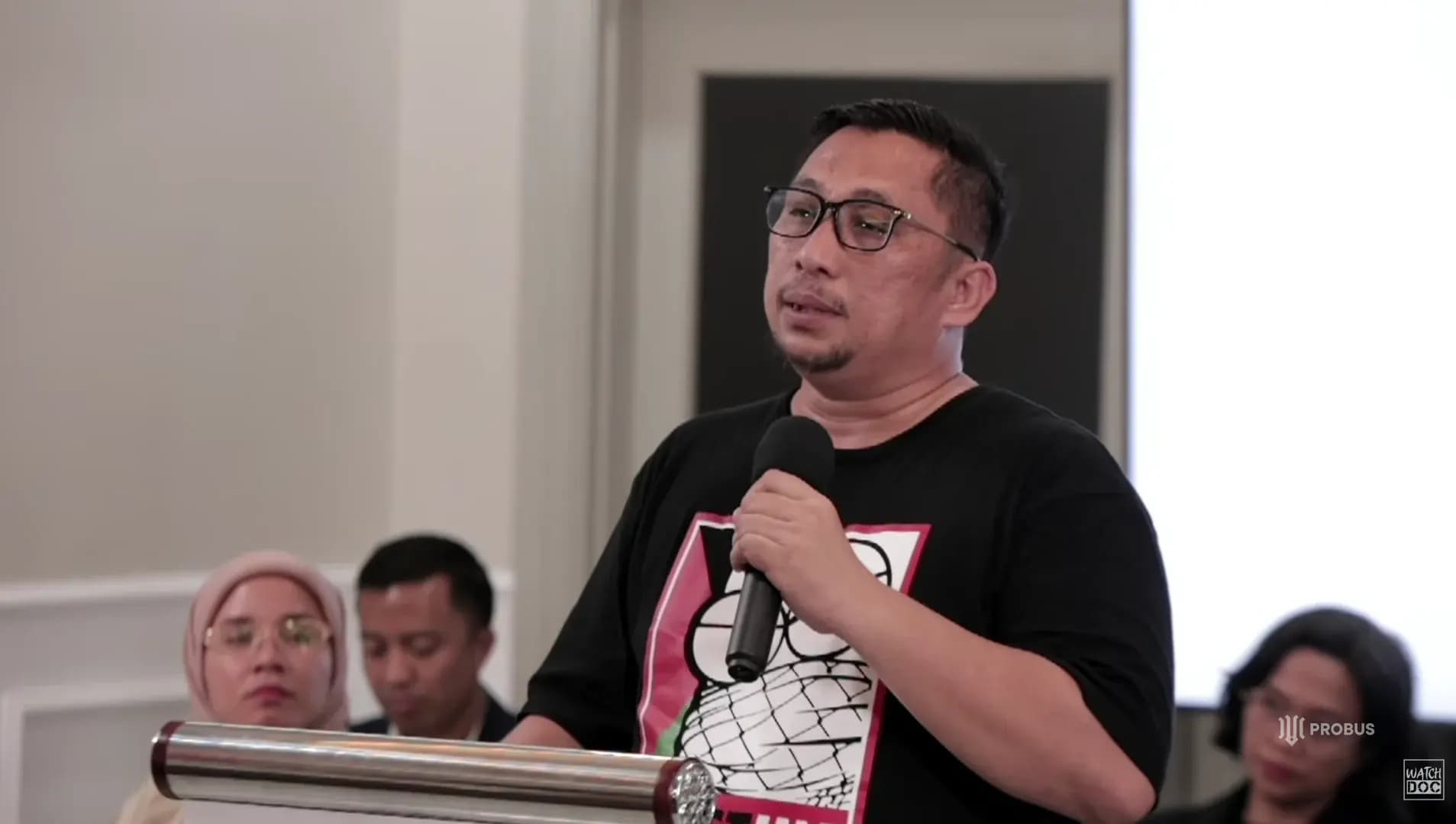 Pakar hukum tata negara yang juga Mensesneg Kabinet Bayangan Feri Amsari dalam konferensi pers "Membaca Nota Keuangan APBN 2027. Foto: Tangkapan layar Youtube Watchdog.