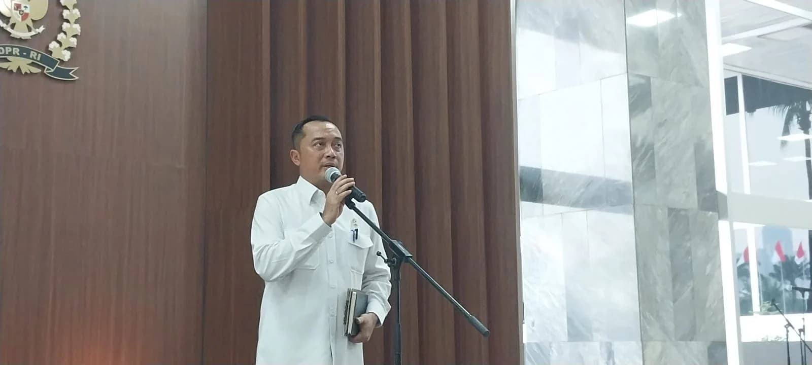 Mensesneg Prasetyo Hadi menyampaikan keterangan pers di kompleks parlemen, Senayan, Jakarta, Senin (10/8/2026). Probusmedia/ Fadel.