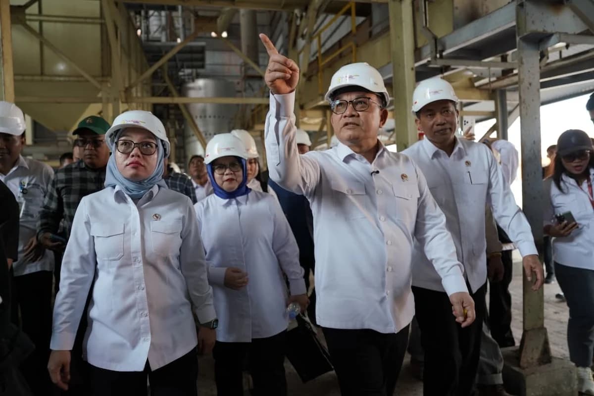 Kepala Staf Kepresidenan Jenderal (Purn) Prof. Dr. Dudung Abdurachman bersama Menteri Koperasi Ferry Juliantono meninjau Pabrik Kelapa Sawit KUD Sejahtera di Desa Beruge, Kecamatan Babat Toman, Kabupaten Musi Banyuasin, Sumatera Selatan, Rabu (12/8/2026). Foto: KSP/Naufal.