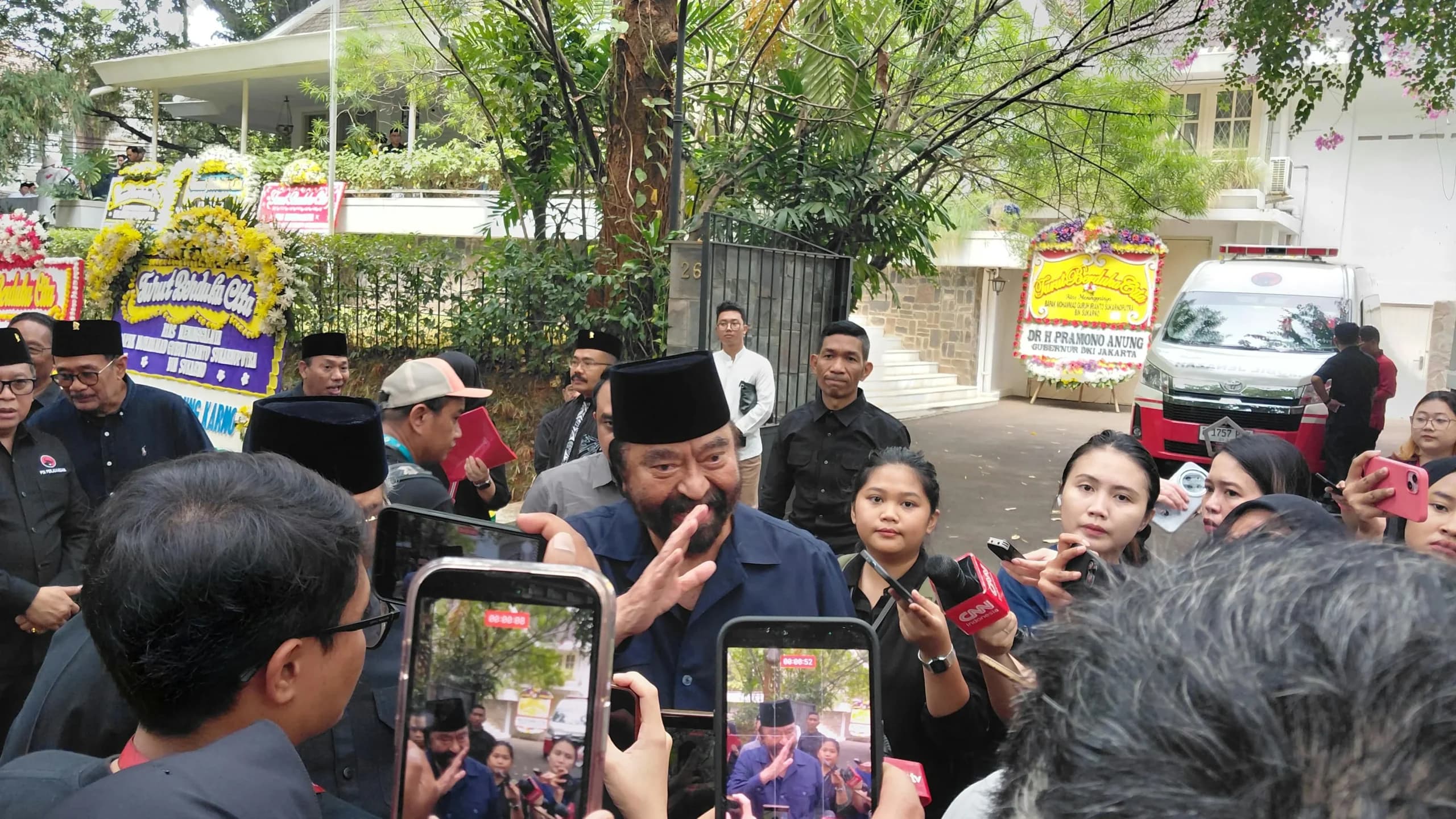 Surya Paloh Kenang Guruh Soekarnoputra Sebagai Adik dan Budayawan