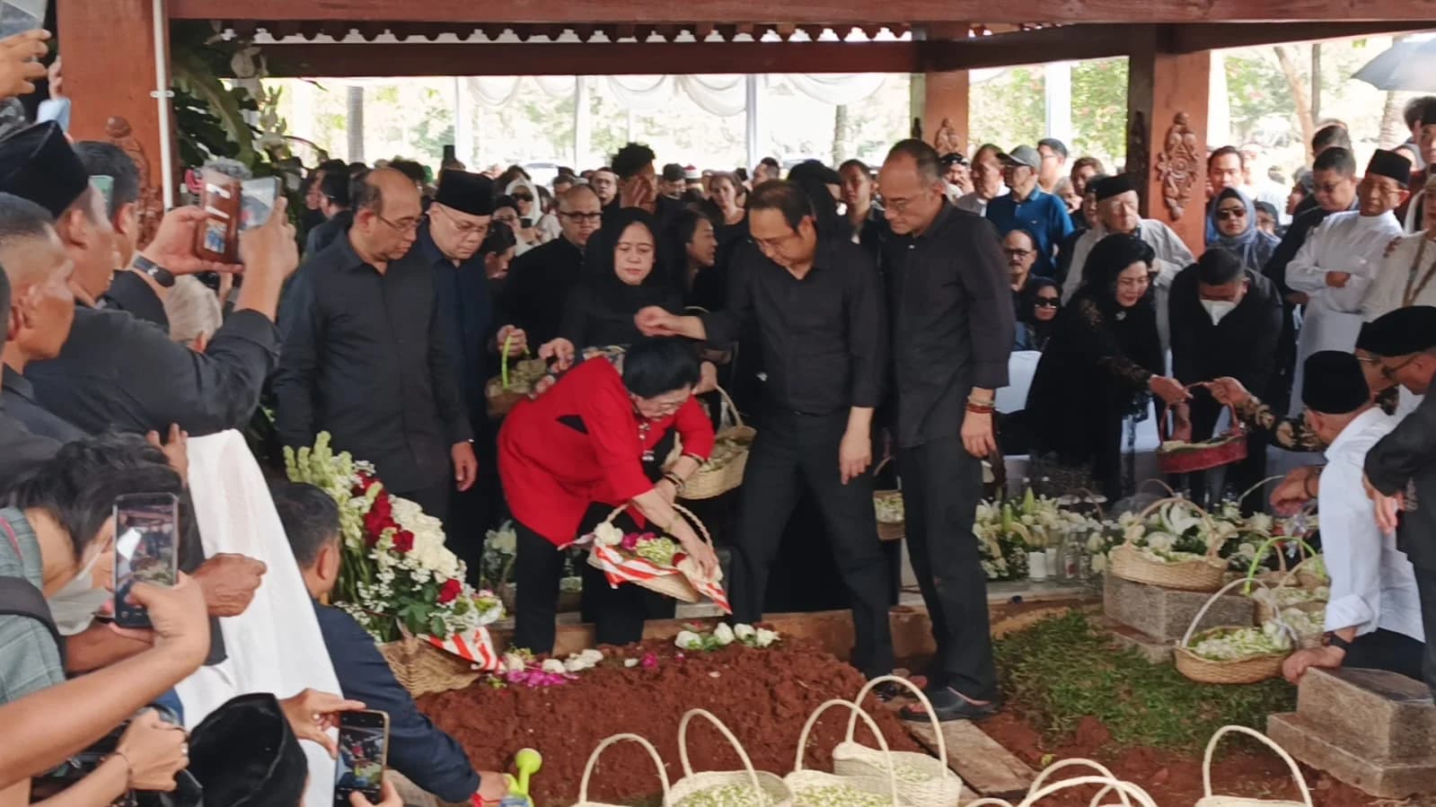 Perpisahan Terakhir dengan sang Adik, Megawati Tabur Bunga di Pusara Guruh Soekarnoputra