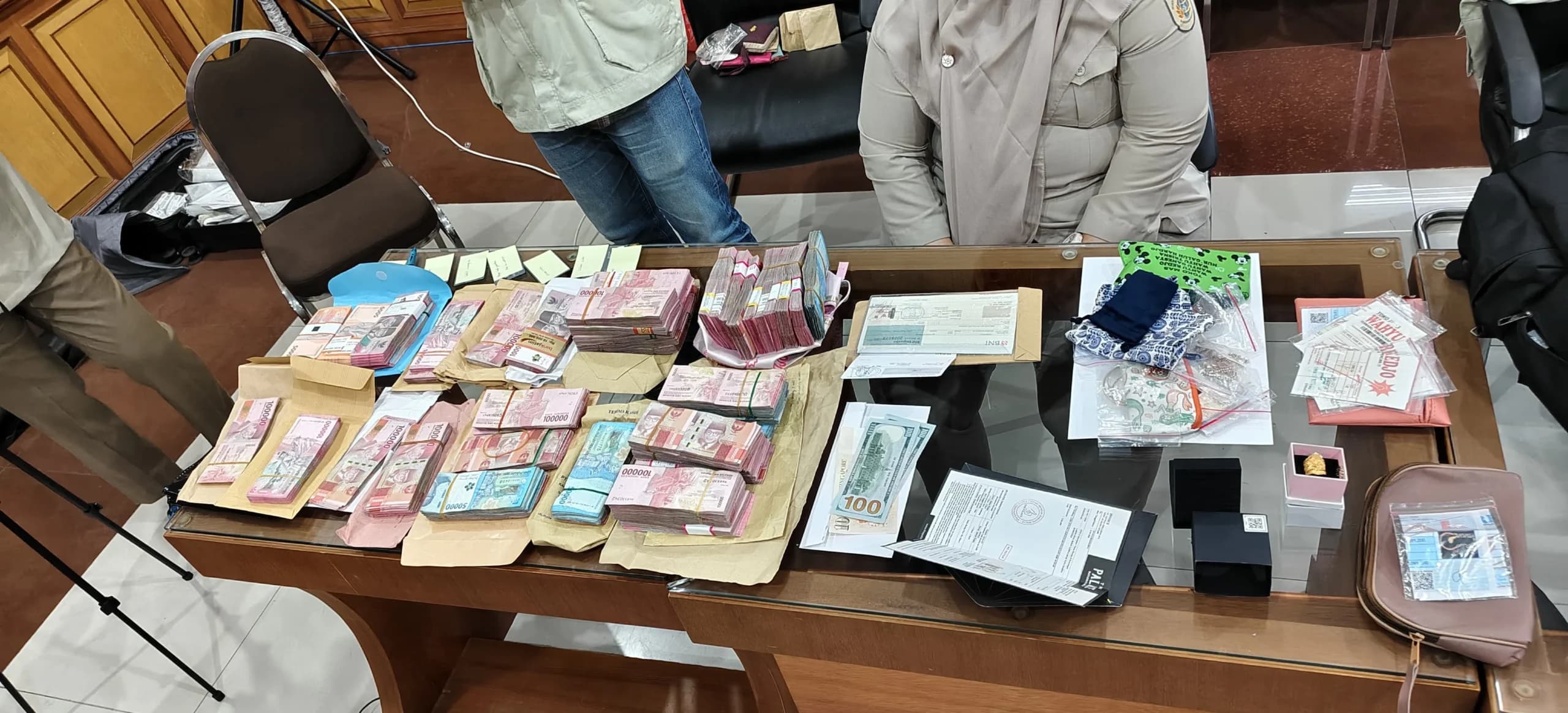Tak Hanya Rupiah, KPK Juga Sita Uang Dolar AS dan Singapura di Kantor BPN Jatim