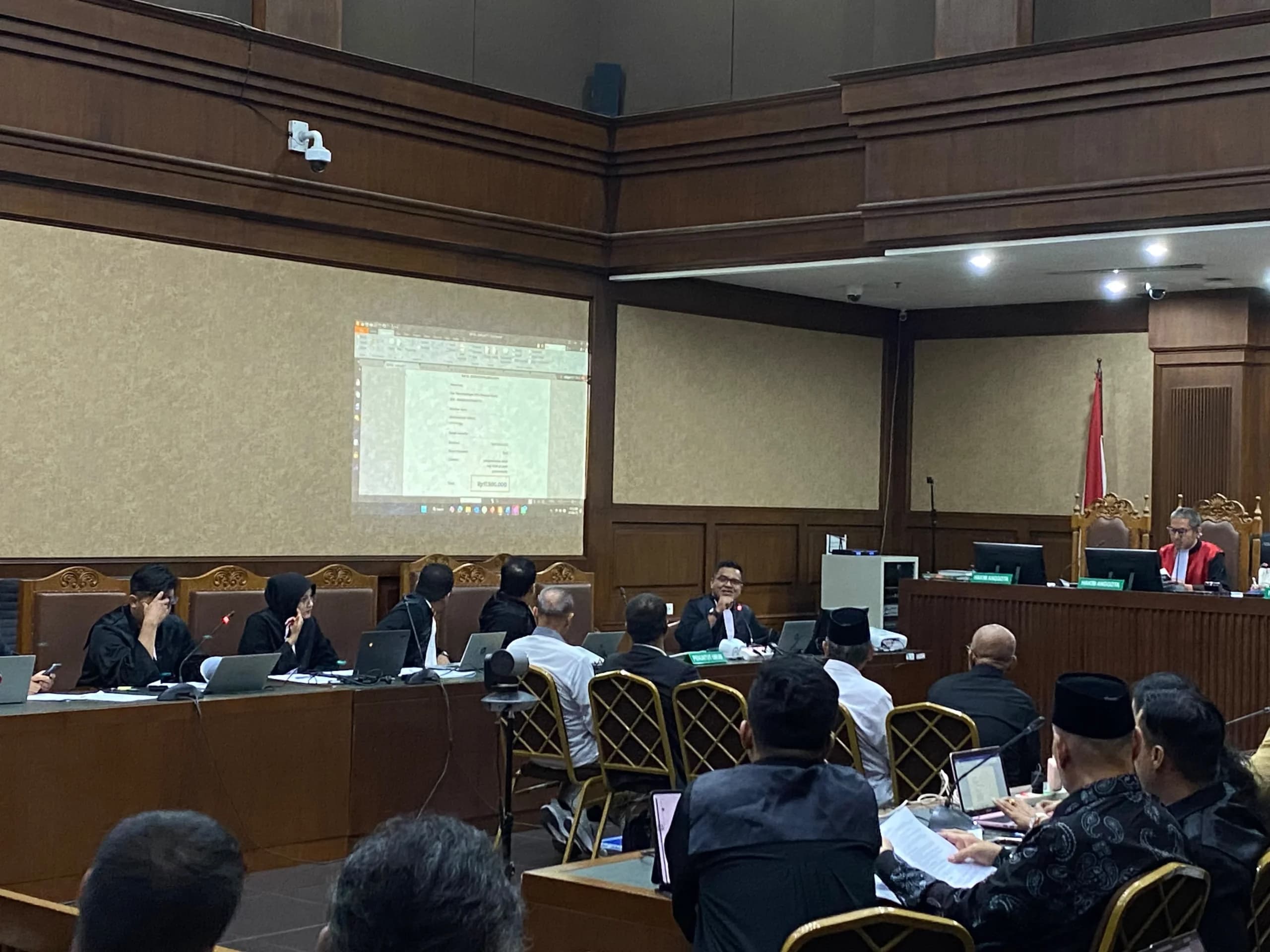 Jaksa KPK Pamer Barbuk Uang Pecahan Dolar AS di Sidang Kasus Kuota Haji