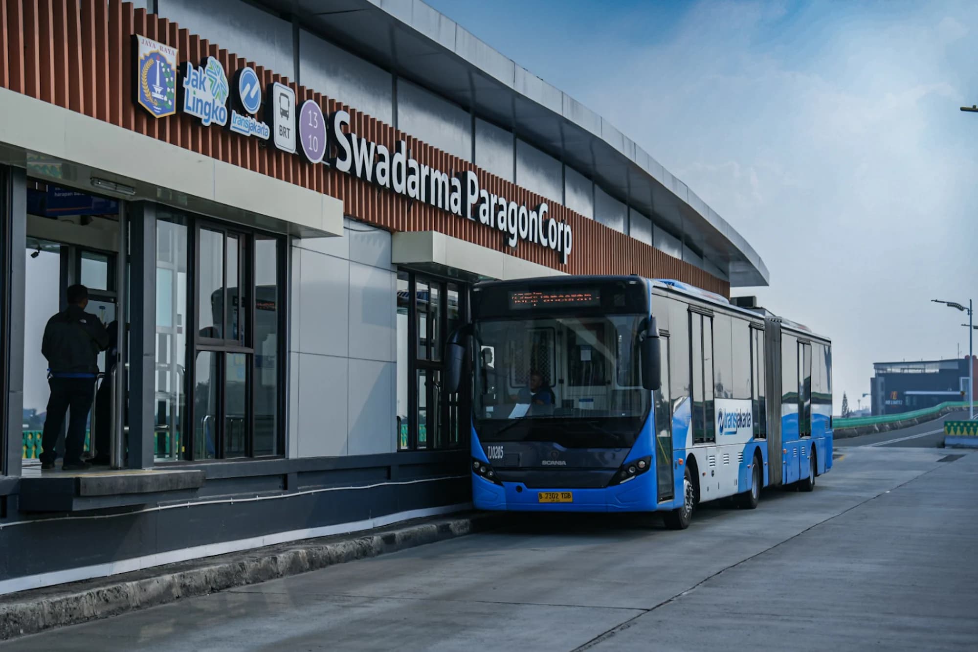 PT Transjakarta Hentikan Operasional Lift dan Eskalator Imbas Abu Vulkanik