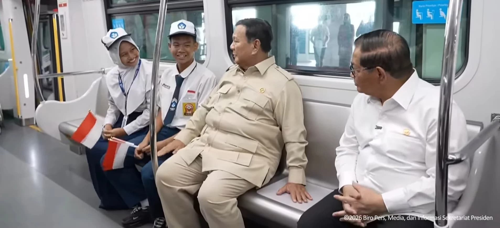 Presiden Prabowo Subianto dan Gubernur DKI Jakarta berdialog dengan warga saat naik LRT Jakarta rute Kelapa Gading-Manggarai, Rabu (16/9/2026). Foto: BPMI Setpres.