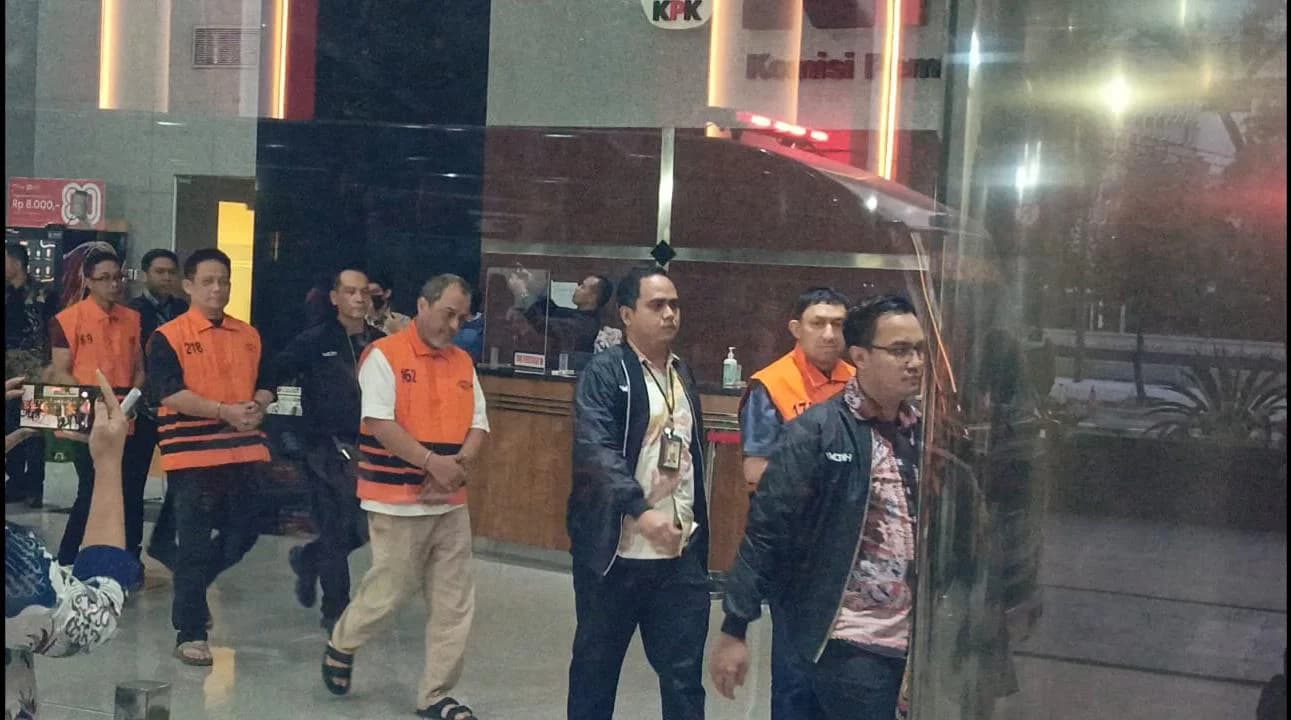 Para tersangka kasus dugaan pengurusan HGB Summarecon Bogor di BPN digiring ke mobil tahanan seusai menjalani pemeriksaan di Gedung Merah Putih KPK, Jakarta, Selasa (15/9/2026). Foto: Probusmedia/ Alfredo.