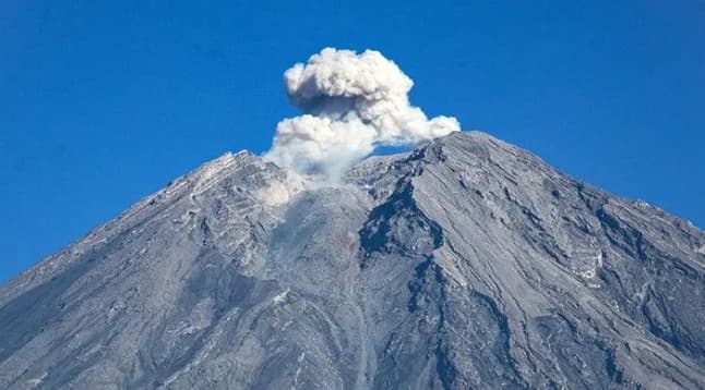 Gunung Semeru erupsi. (Istimewa).