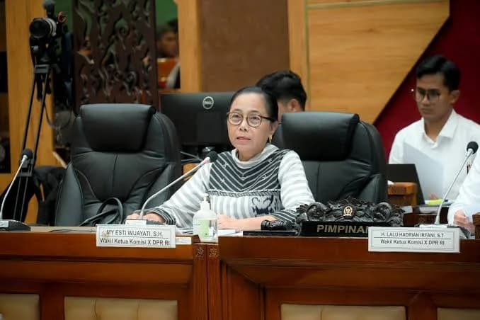 Guru PPPK Mau Jadi PNS, DPR: Jangan Sampai Pengabdian Dianggap Nol