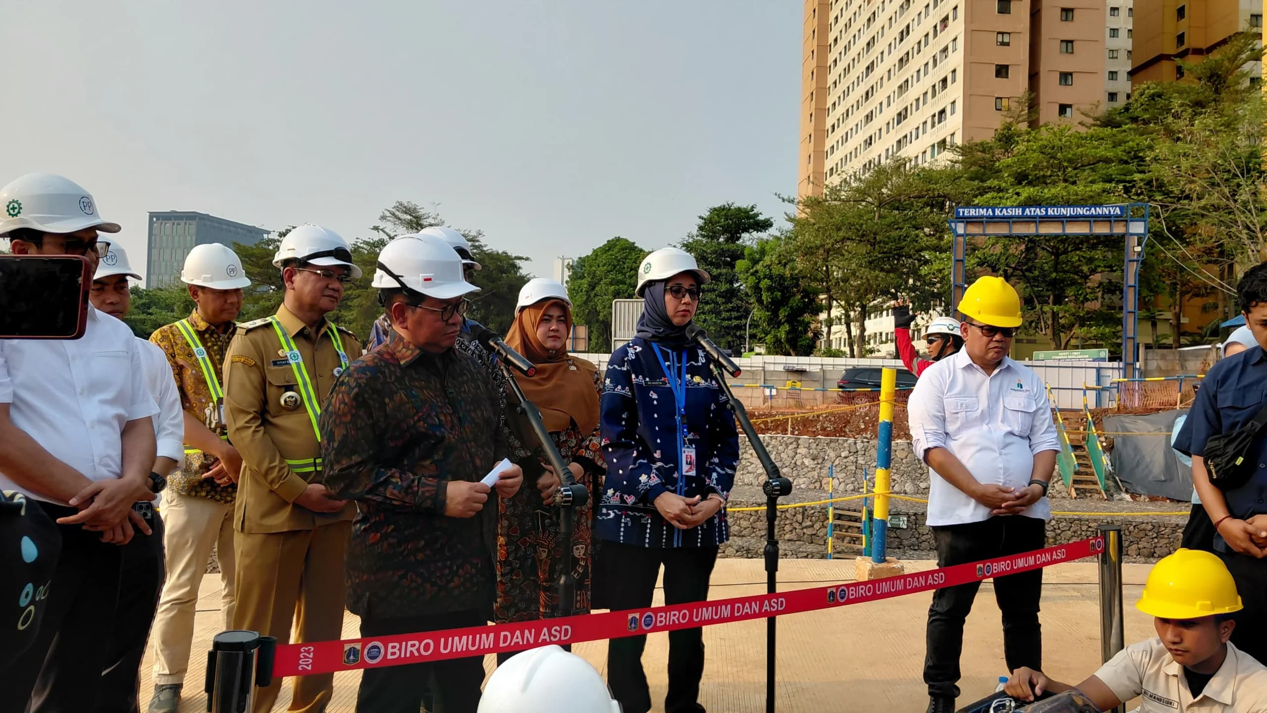 Pramono Minta Tertibkan Pengamen Naik Transportasi Umum