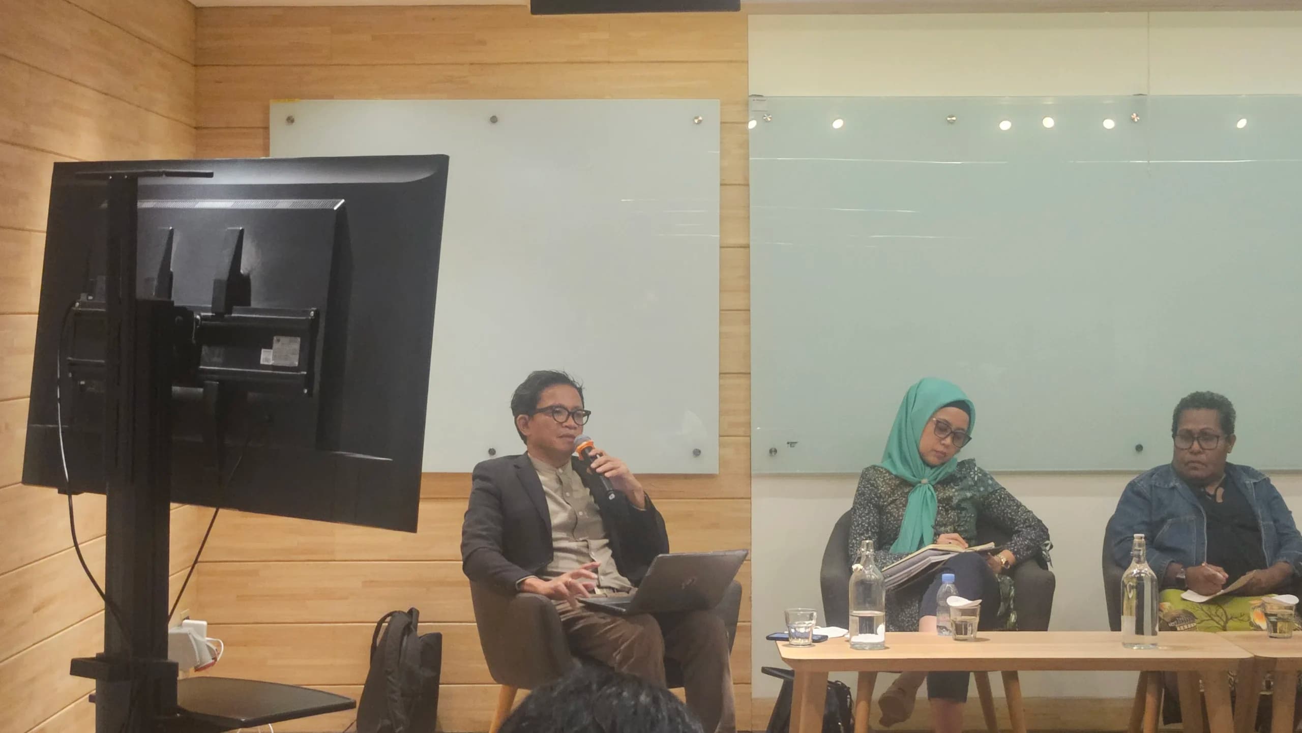 Usman Hamid: Jika Krisis Politik, Kita Saksikan Situasi Prancis Terjadi di Indonesia