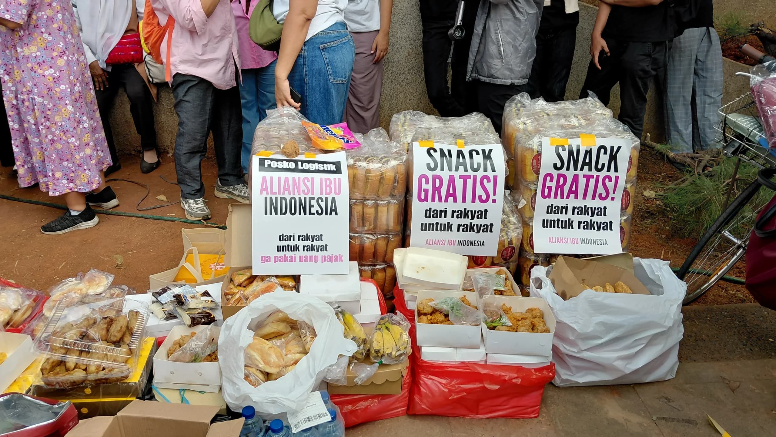 Aliansi Ibu Indonesia Buka Posko Bantuan Logistik untuk Mahasiswa yang Demo di Bundaran HI