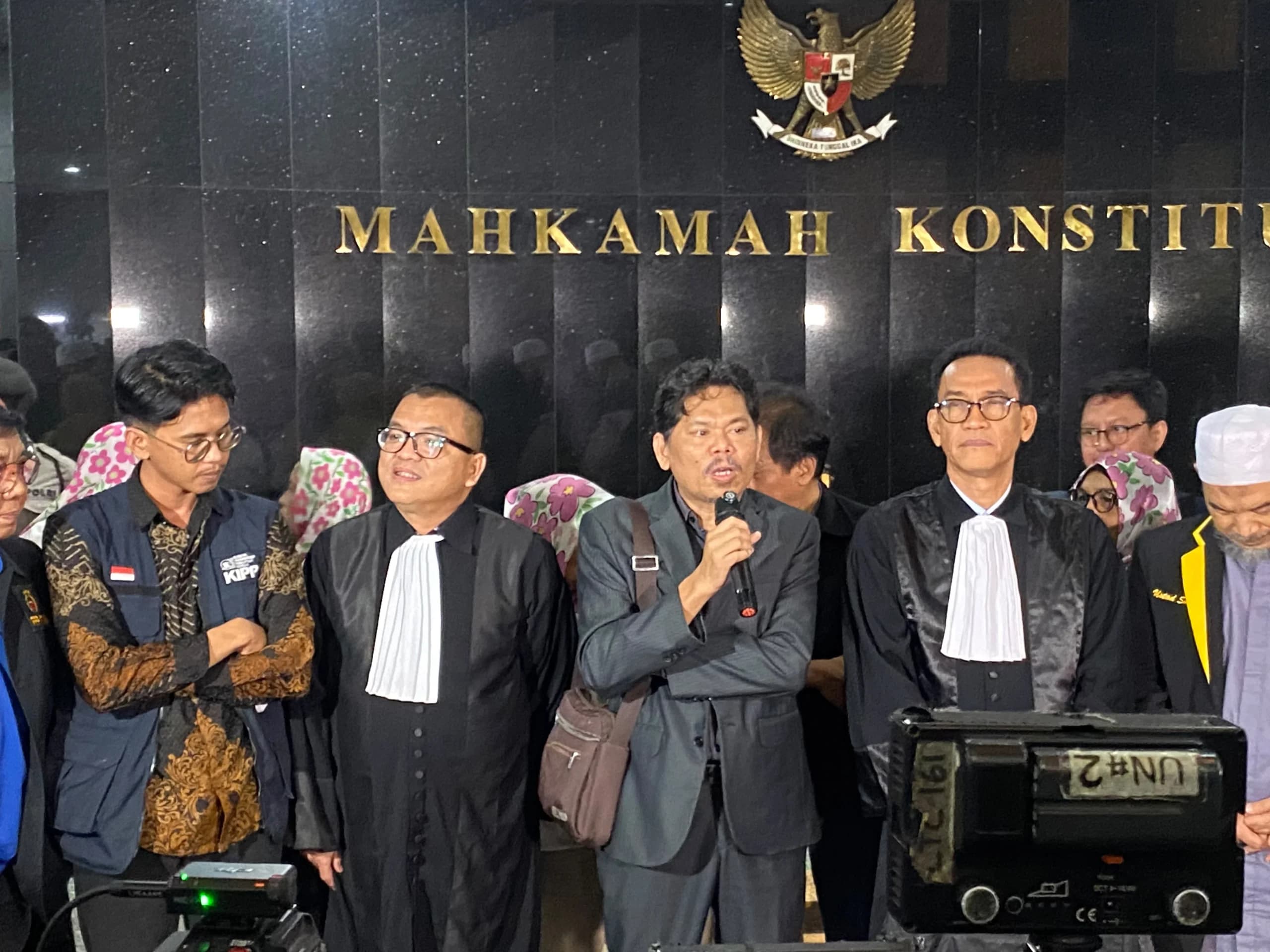 Denny Indrayana Dorong Pemakzulan Gibran, Singgung Pertemuan Prabowo dan Jokowi