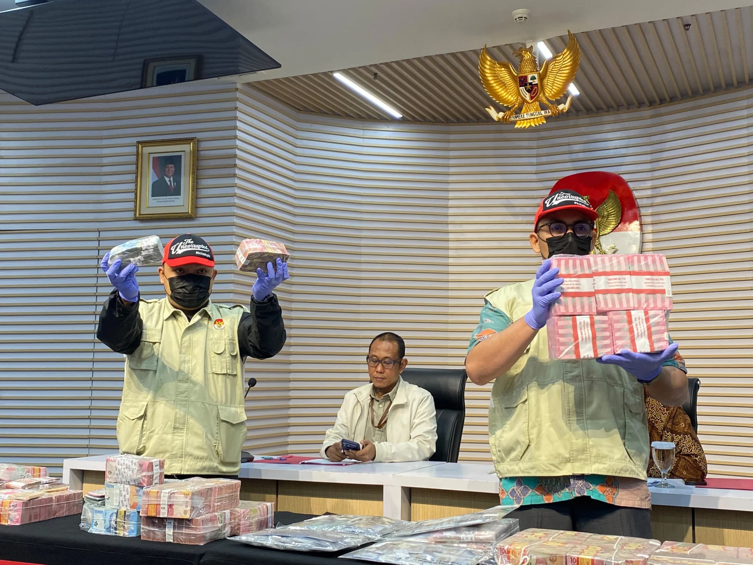 KPK Pamer Barbuk Uang Valas hingga Emas soal Korupsi Dana Bencana BNPB