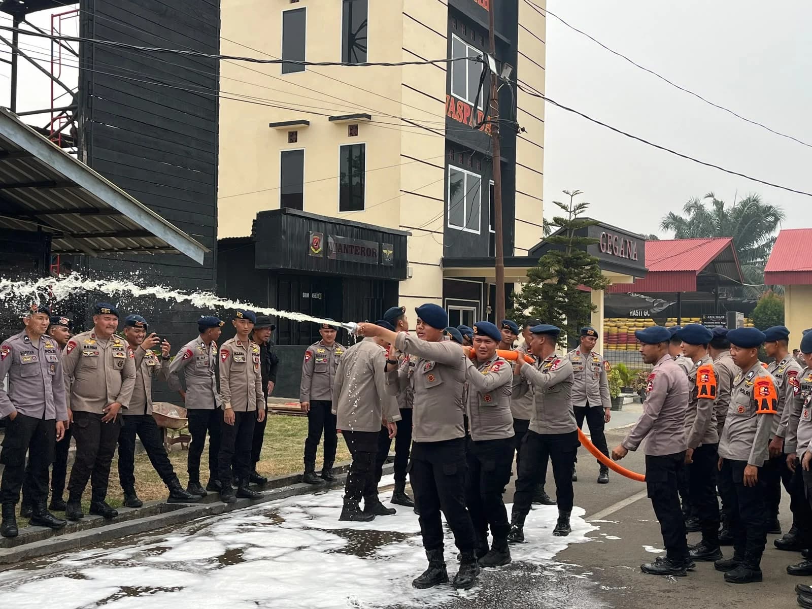 Tangani Karhutla di Sumsel, Ratusan Personel Brimob Dibekali Peralatan Pemadam
