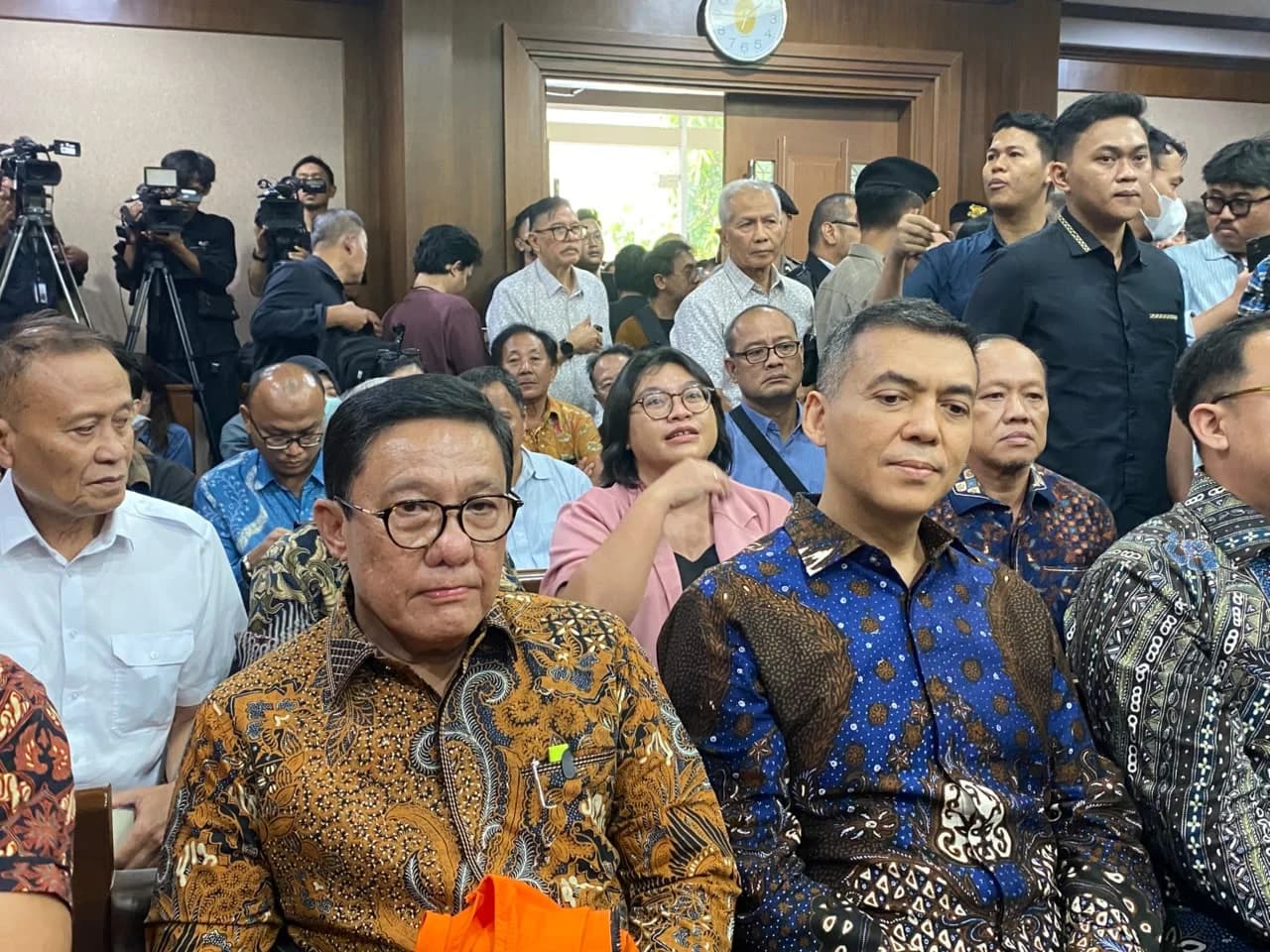Kompak Pakai Batik, Eks Wamen Imipas Silmy Karim Cs Jalani Sidang Dakwaan