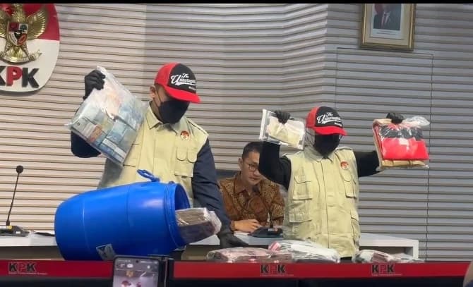 KPK Sita Uang Rp1,2 Miliar di Kasus Korupsi Bupati Klaten, Rp934 Juta Disimpan Dalam Tong Biru