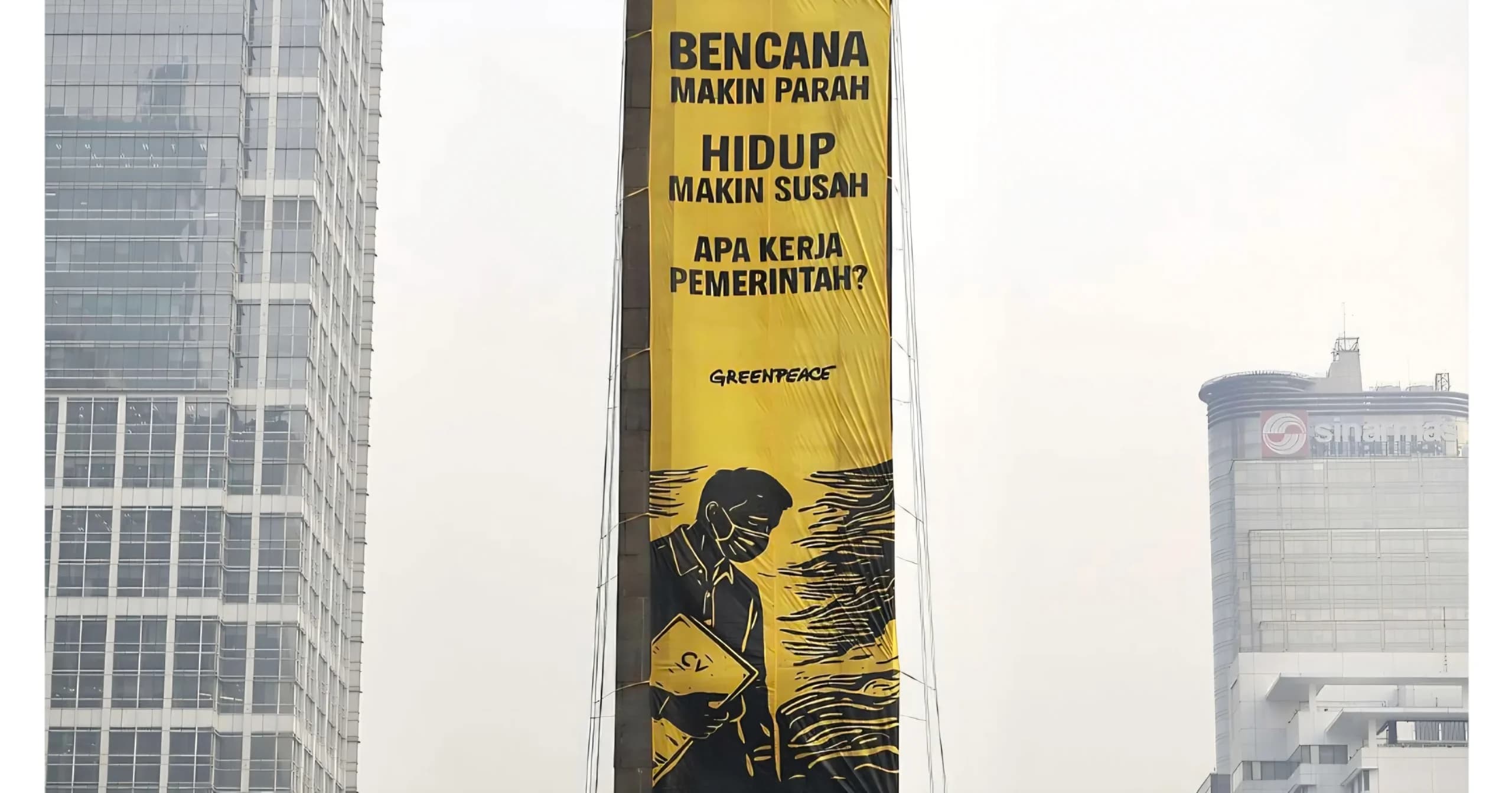 Polisi Kecolongan Aktivis Greenpeace Naik Patung Bundaran HI