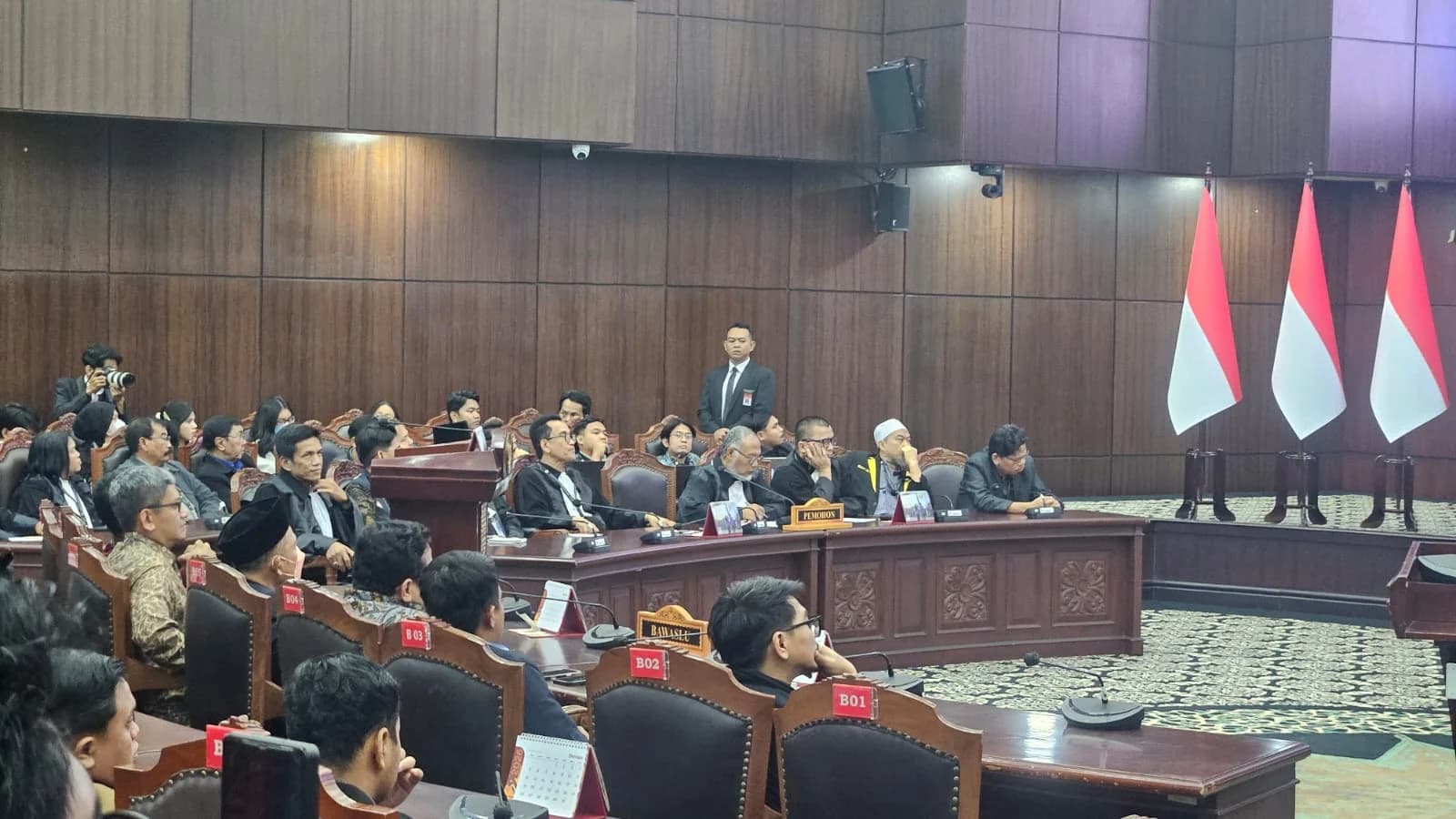 Refly Harun, kuasa hukum pemohon sengketa PHPU Pilpres 2024 terkait syarat pendidikan GIbran Rakabuming Raka dalam persidangan di Gedung MK, Jakarta, Selasa (6/10/2026). Foto: Probusmedia/ Langgeng Puji.