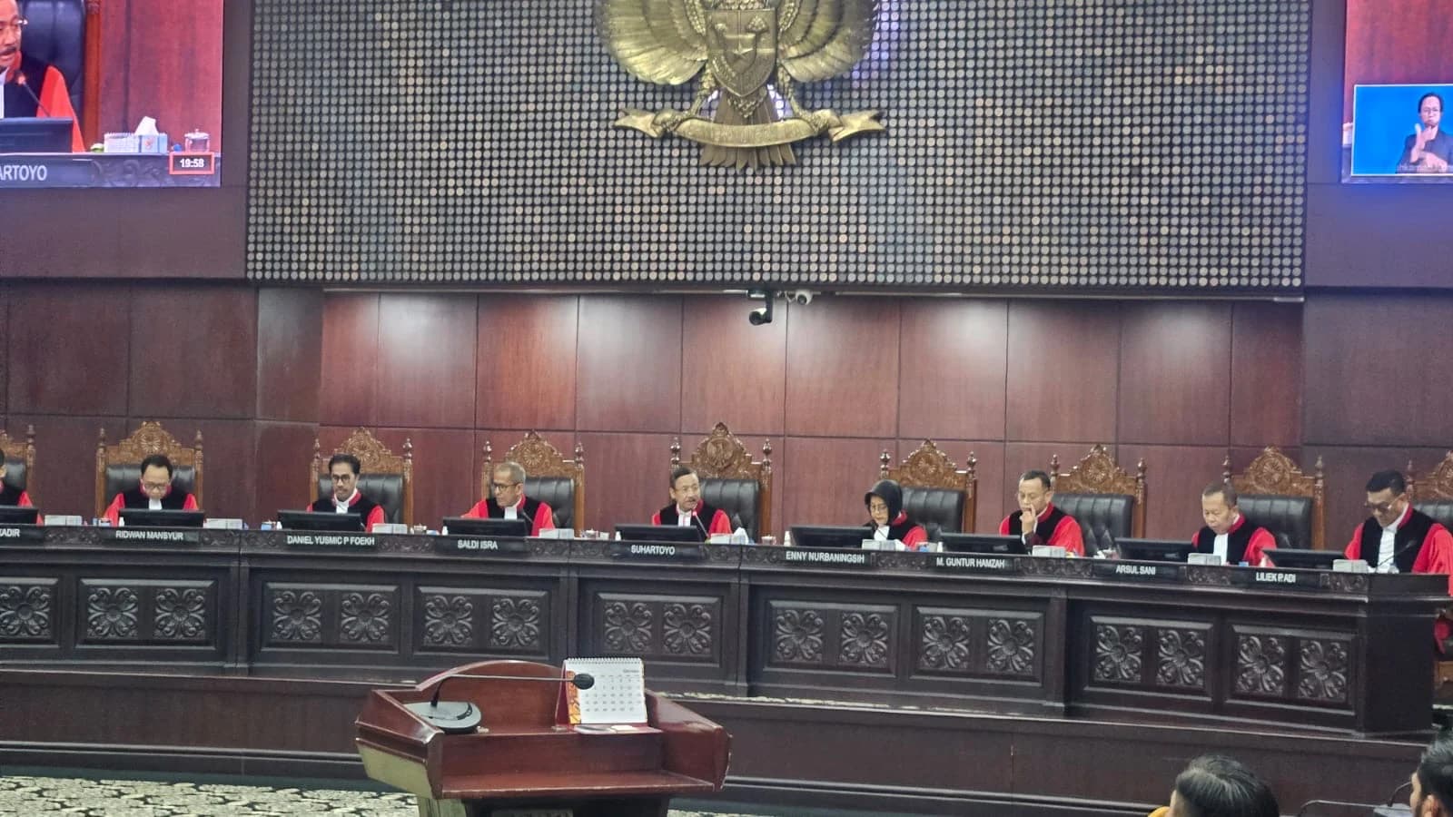 Suasana sidang pembacaan putusan gugatan PHPU terkait syarat pendidikan Gibran Rakabuming Raka di ruang sidang MK, Jakarta, Selasa (6/10/2026). Foto: Probusmedia/ Langgeng Puji.