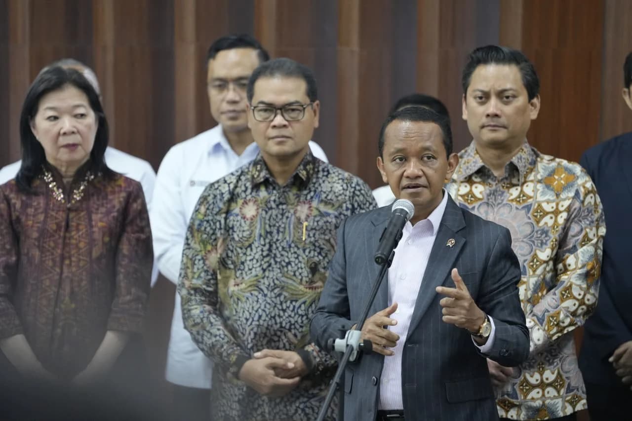 Candaan Bahlil di Depan Prabowo dan Koster: Presiden Ketum Gerindra, Menteri Ketum Golkar, PLTS Diresmikan di Kandang Merah