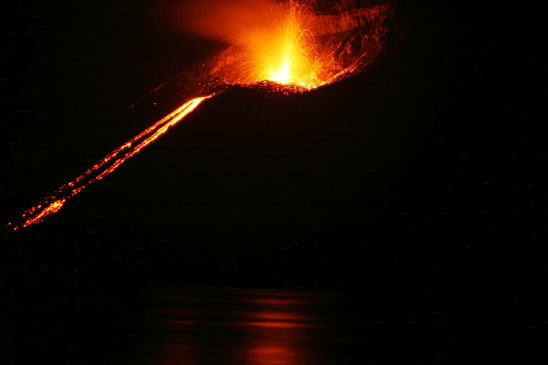 Erupsi 25 Jam Berakhir, Gunung Anak Krakatau Masih Siaga dan Berpotensi Meletus Lagi