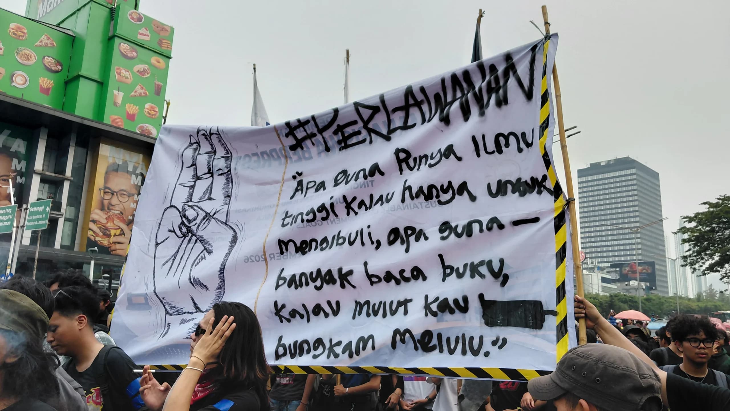 Massa Demo Mahasiswa Tertahan Barikade Polisi saat Menuju Bundaran HI