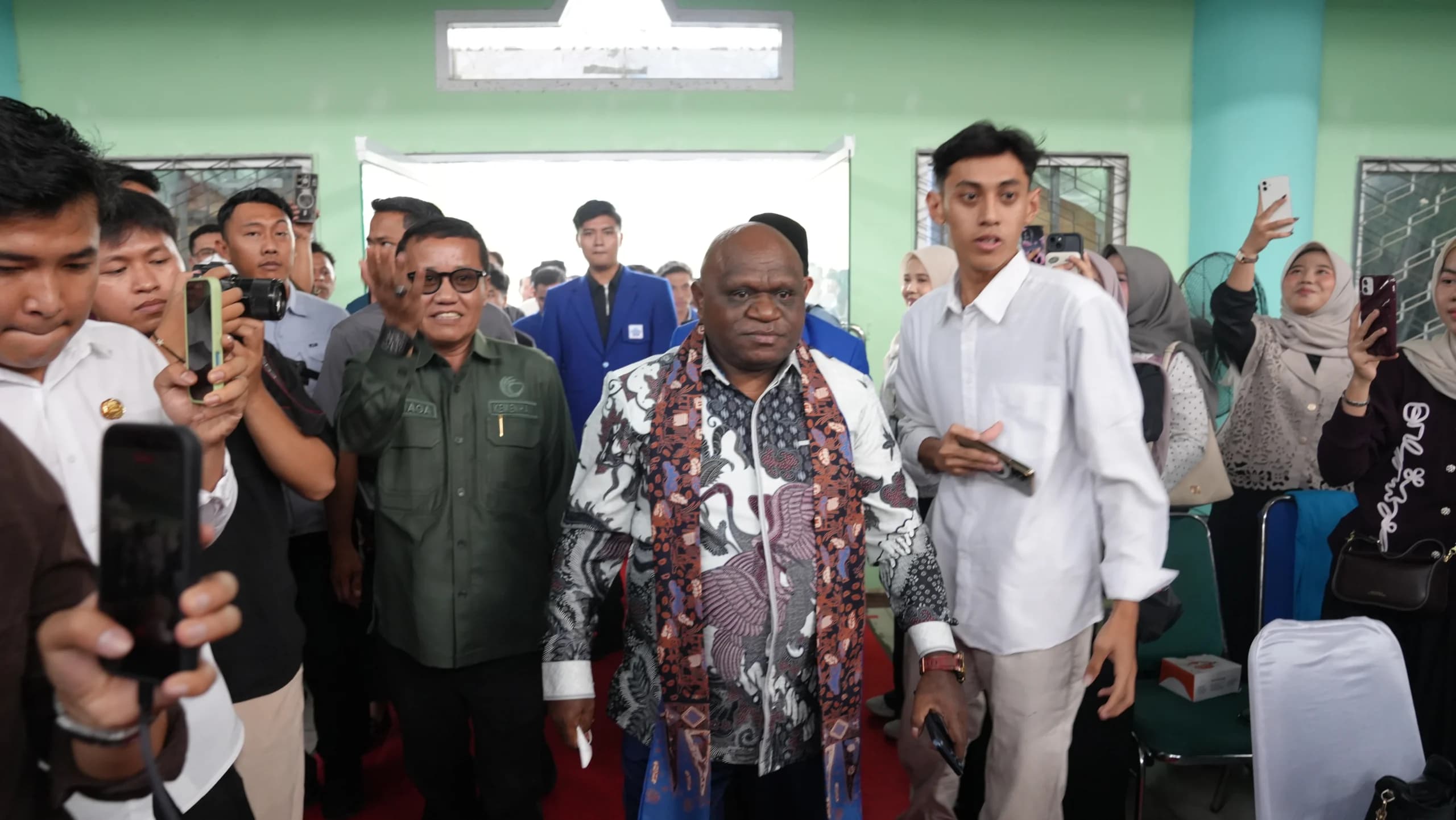 Pantau Antrean BBM, Menteri Pigai Klaim Distribusi di Bali Aman