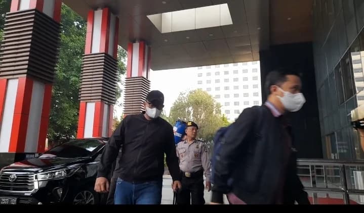 Bupati Klaten Tiba di KPK, Tong Sampah Biru Jadi Barbuk OTT